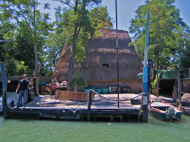 Lagunenfischer Gigi an der Anlegestelle
