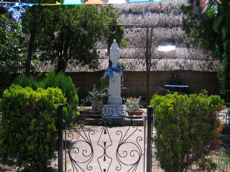 Madonna mit Schilfhütte im Hintergrund