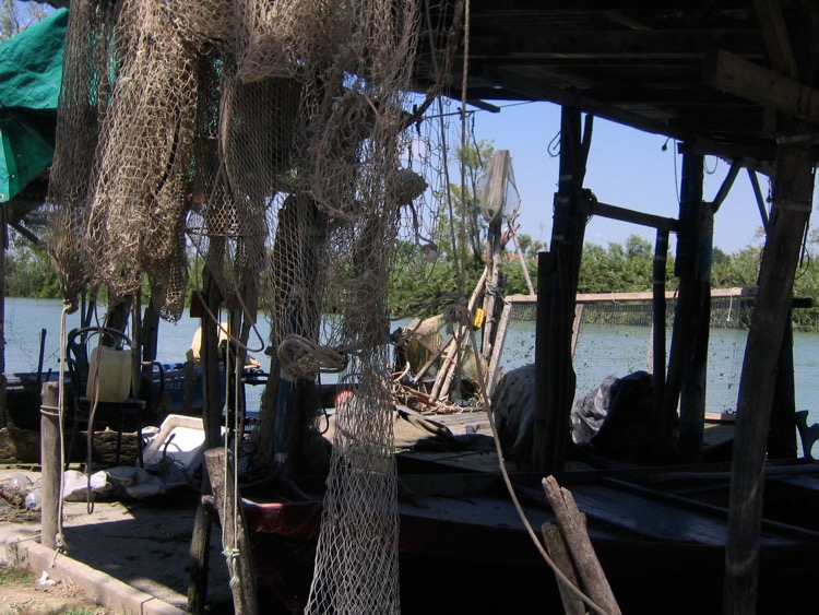 Fischernetze sind zum Trocknen aufgehängt