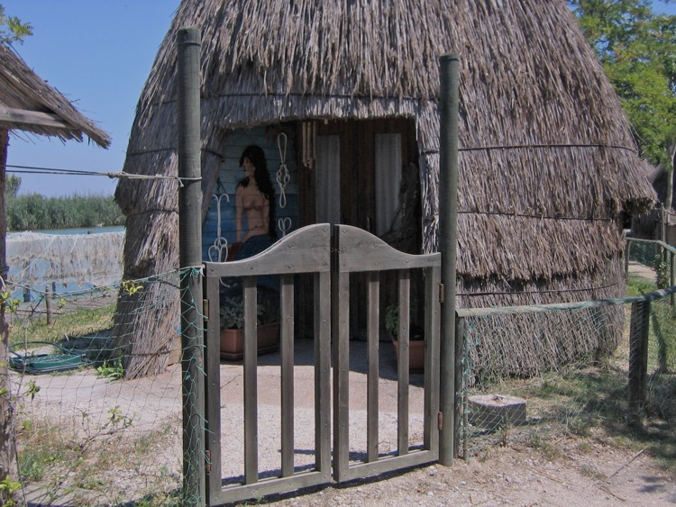 Bild einer Nixe am Eingang zu einem der Casoni